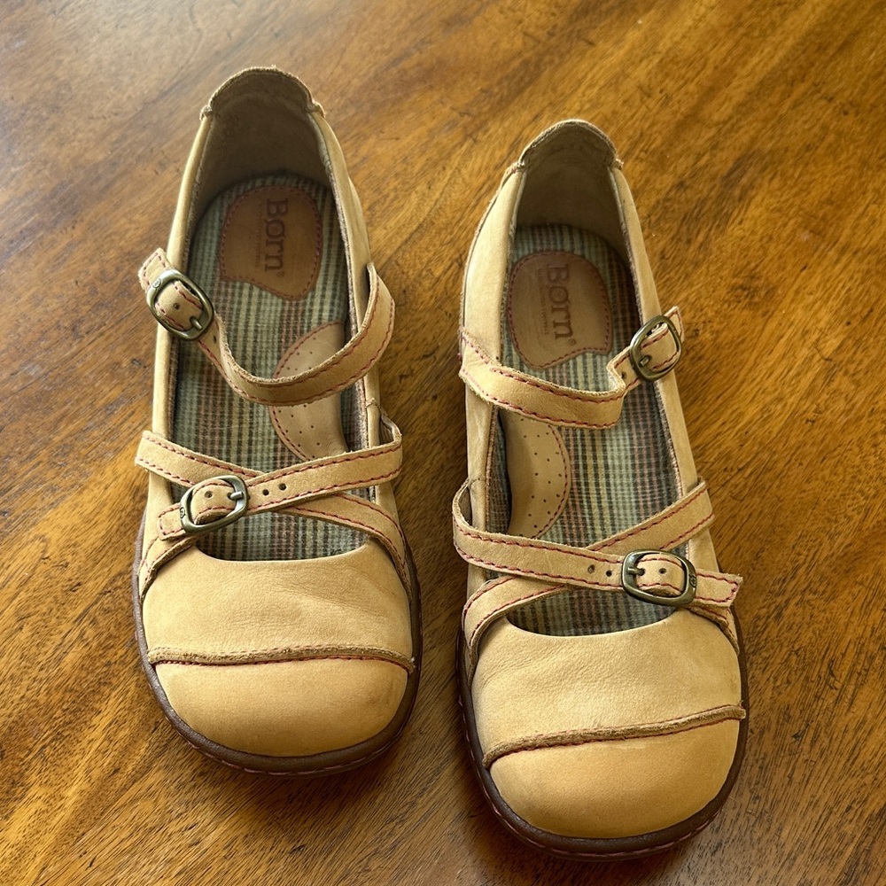 EUC size 7 Born crisscross leather shoes feature a classic tan color